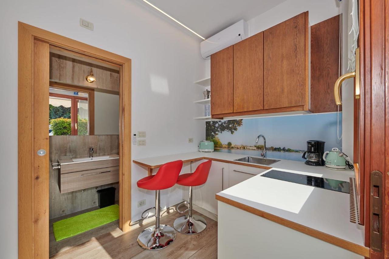 Front Lake Studio With Loft Bed And Pool Bardolino Eksteriør billede