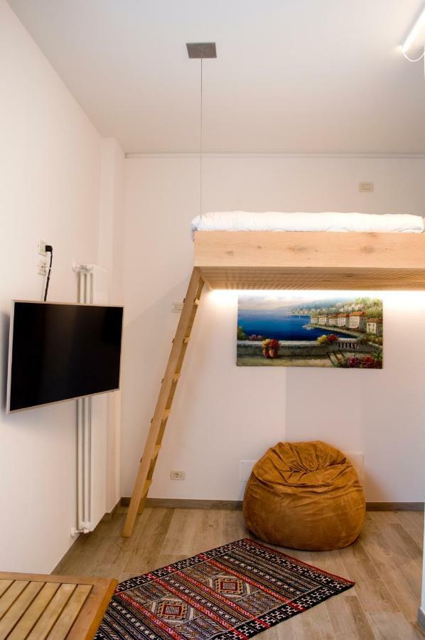 Front Lake Studio With Loft Bed And Pool Bardolino Eksteriør billede